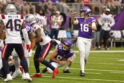 minnesota vikings play football