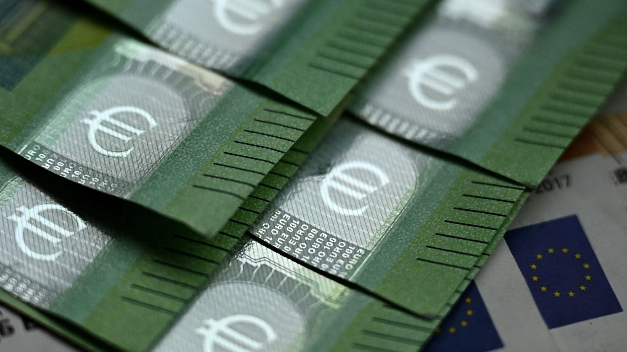 Sweden considers ditching the krona for the euro
