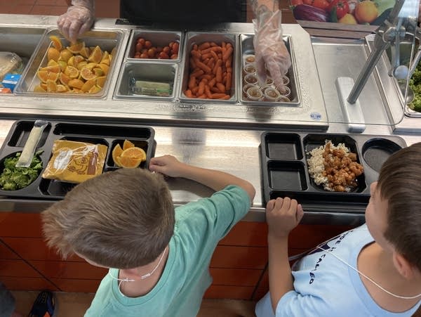 Students fill their trays