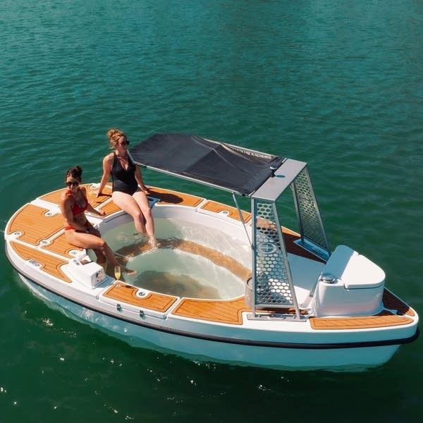 Hot tub boat
