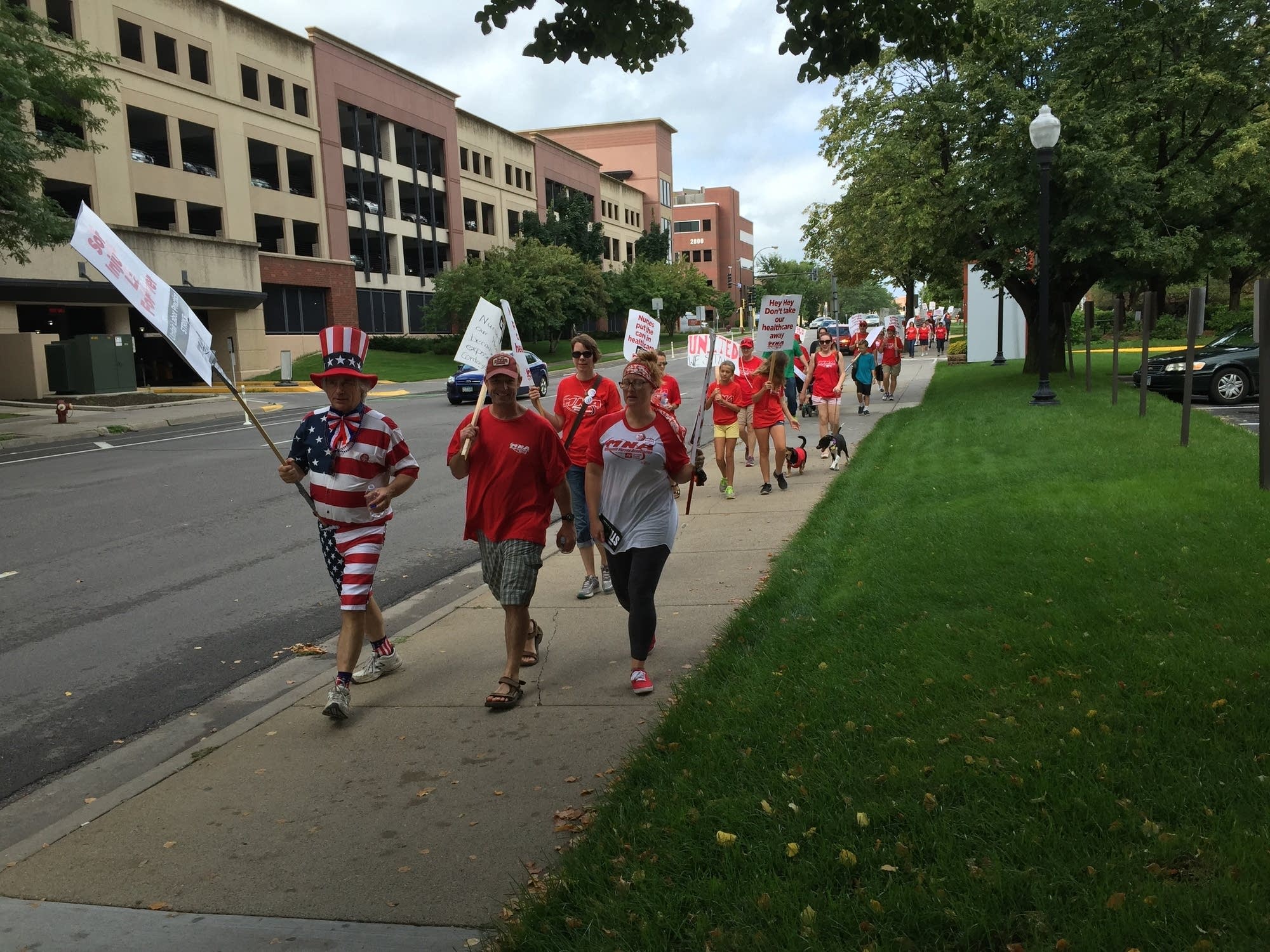 Nurses picket outside Abbott Northwestern Hospital