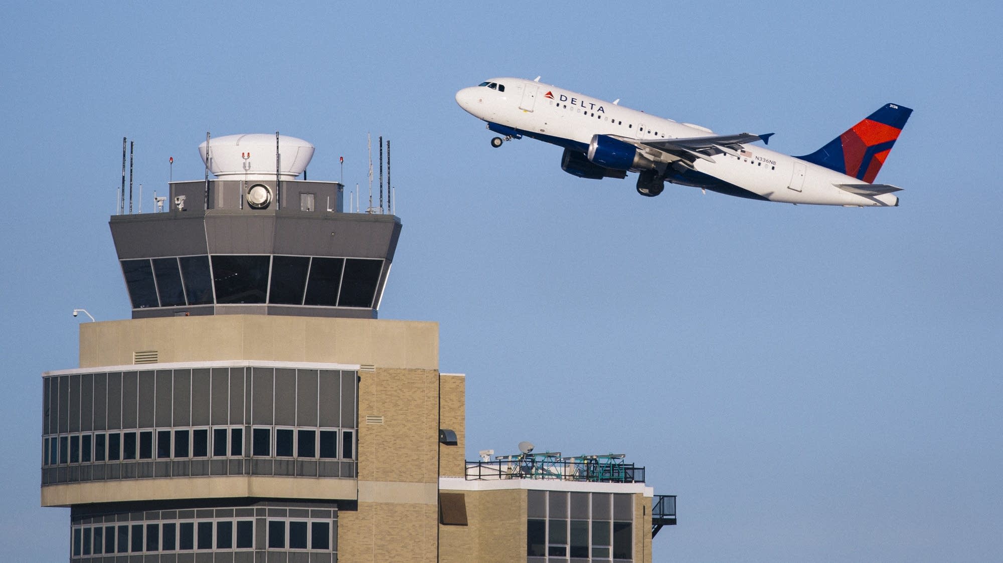 Delta cutting back on snacks and beverage service on shorter flights