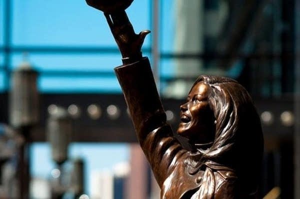 c8e9a4-20100614-mary-tyler-moore-statue