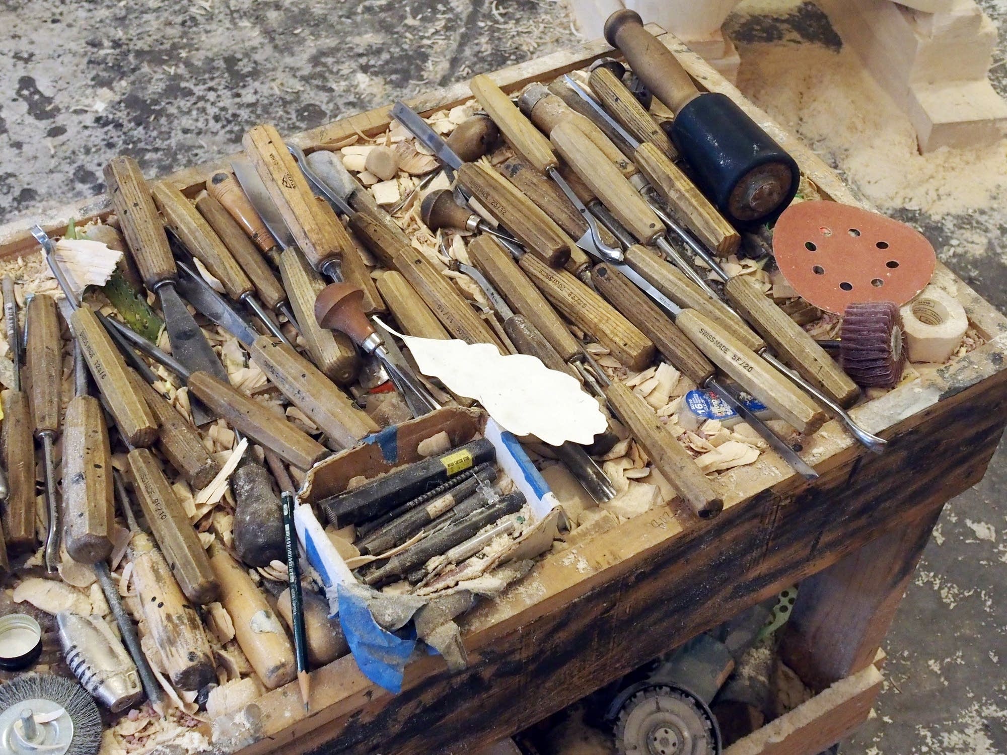 The nest of chisels sits on a trolley.