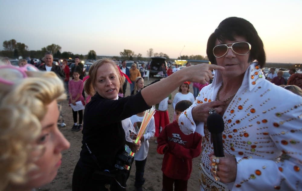 Coordinating the costume contest