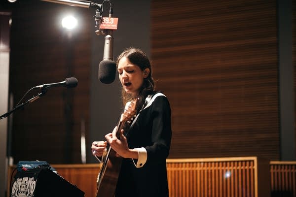 Coffee Break: International women artists