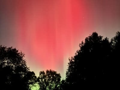 Greens and reds fill the night sky.