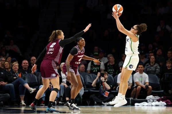 Olivia Miles shooting over a defender