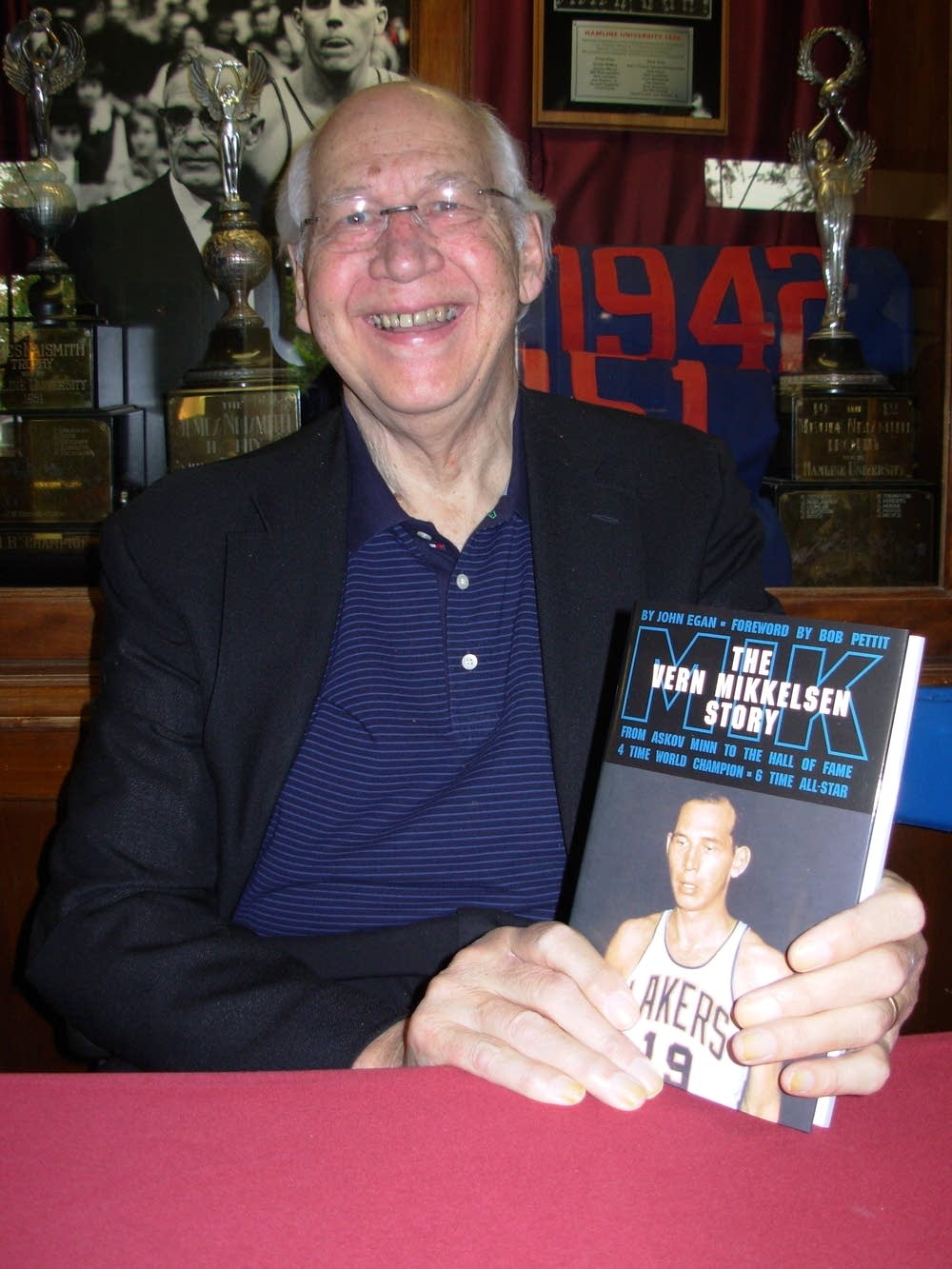 Mikkelsen signs books at Hamline University