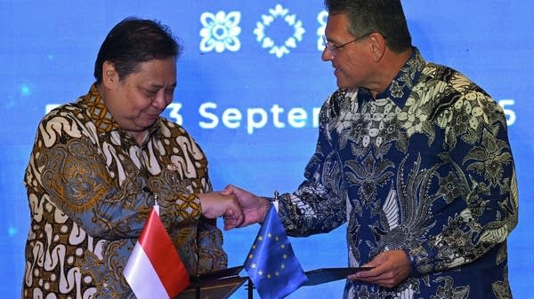 Indonesia's Minister of Economic Affairs Airlangga Hartarto, left, and EU Trade Commissioner Maros Sefcovic.