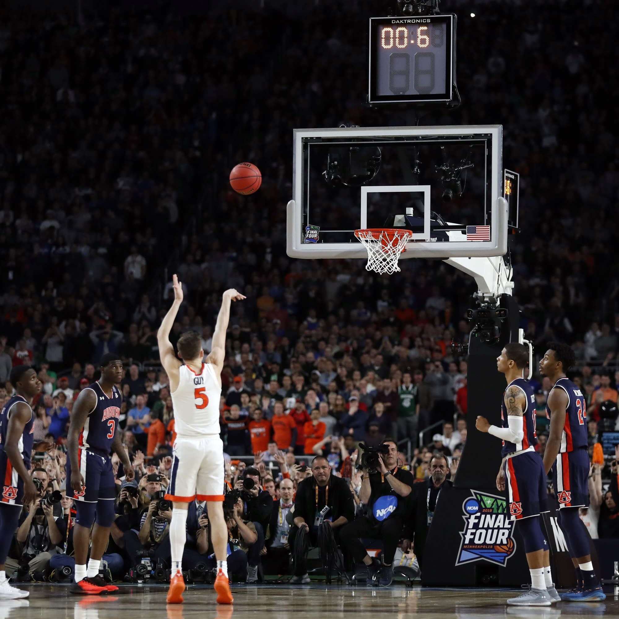 Virginia's Kyle Guy shoots the last free throw