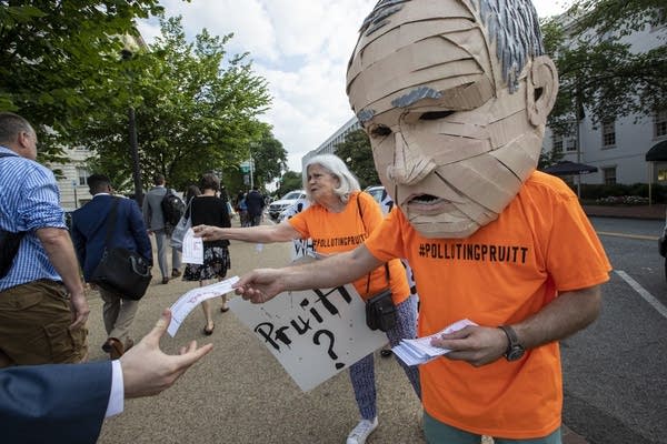 Dem lawmakers want criminal corruption probe for EPA chief Scott Pruitt