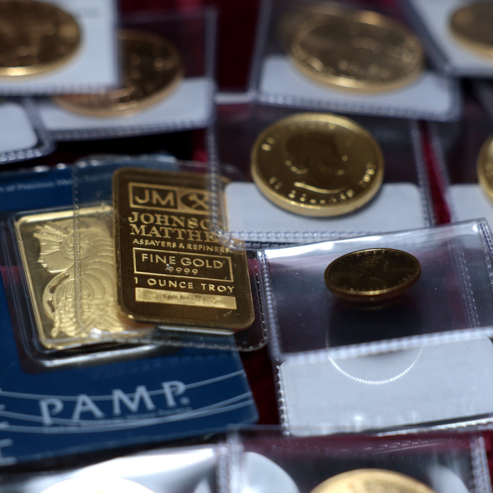 Gold prices surge to a new record