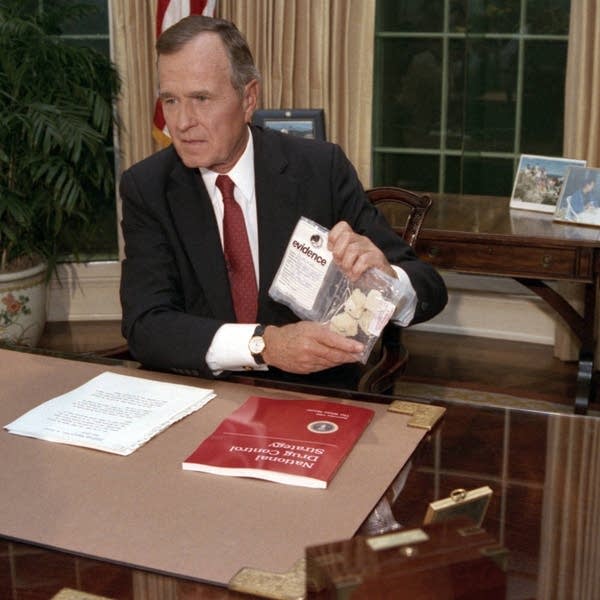 did george w bush smoke cigarettes article-2507940-193B66E800000578-535_634x422 | W. Is A Hottie George Bush's infamous crack speech,