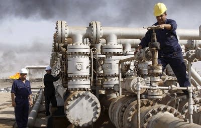 Iraq oil field workers