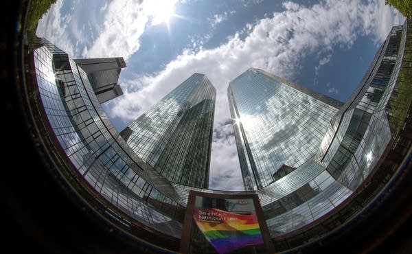 A view of the headquarters of Deutsche Bank in Frankfurt, western Germany. (Photo BORIS ROESSLER/AFP/Getty Images)