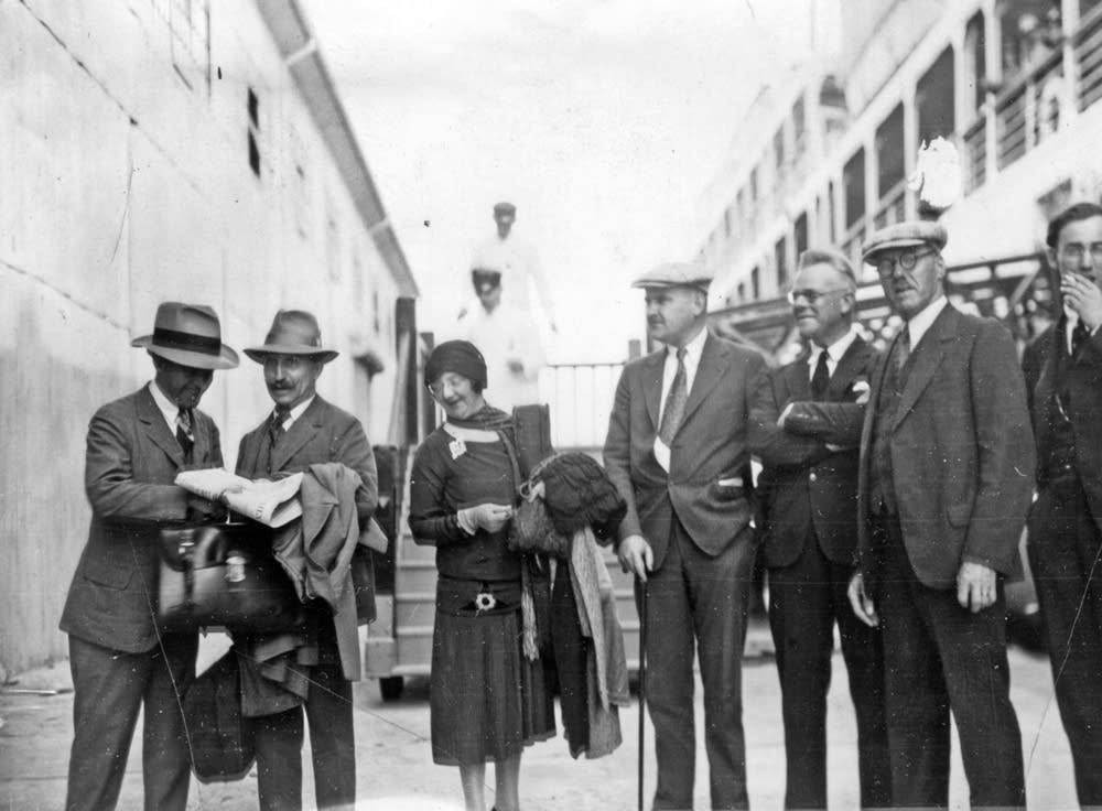 Orchestra members boarded a ship in Cuba in 1929.