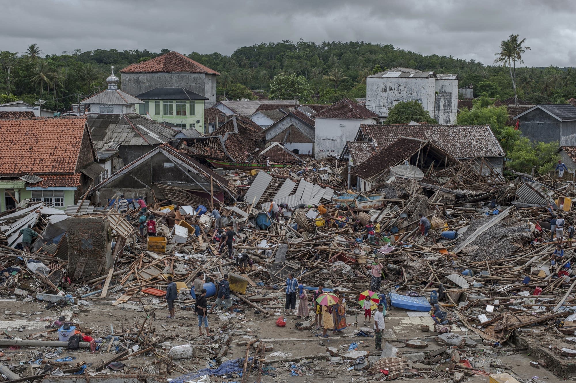 Indonesia Searches For Tsunami Victims Death Toll Hits 373 MPR News