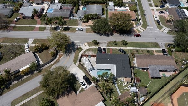 The advantage over today’s fixed-rate mortgages could go away if interest rates rise in five or seven years and homeowners don’t refinance. 