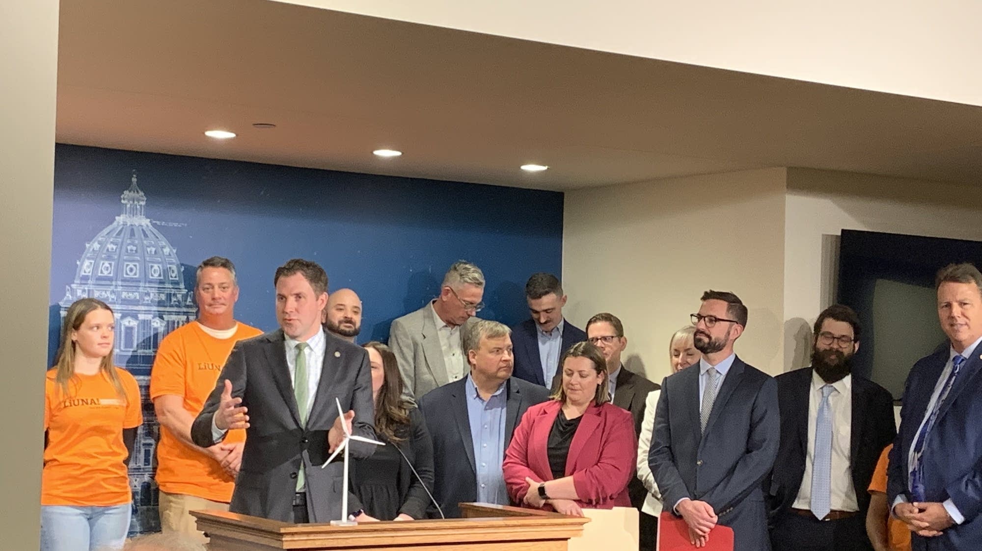 Minnesota lawmakers propose plan to cut red tape in clean energy permitting process - Vimarsana News