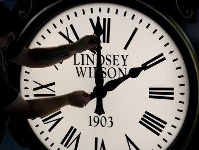 Adjusting%20the%20hands%20on%20a%20clock