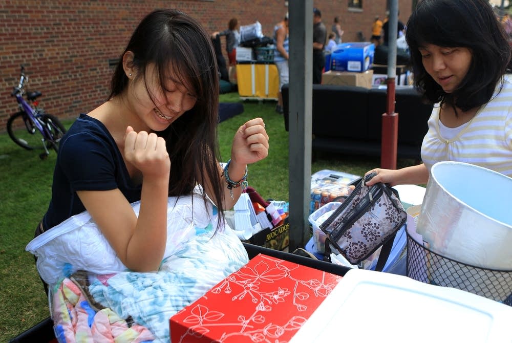 Incoming freshman Lucy Chen and her mother