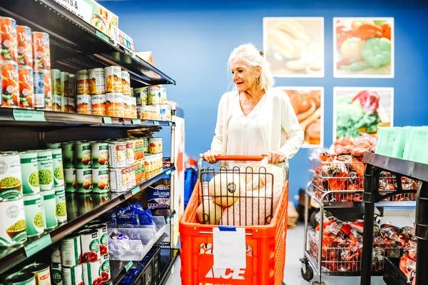 69221c-20250801-snap-benefits-woman-shopping-03-600 Minnesota food shelves despite promotions