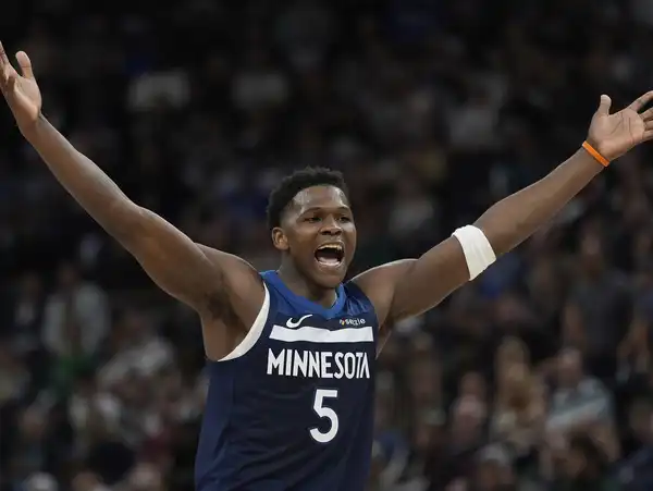 659007-20250414-man-looks-