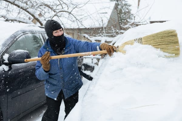Authorities advise no travel across southern Minnesota as blizzard conditions continue