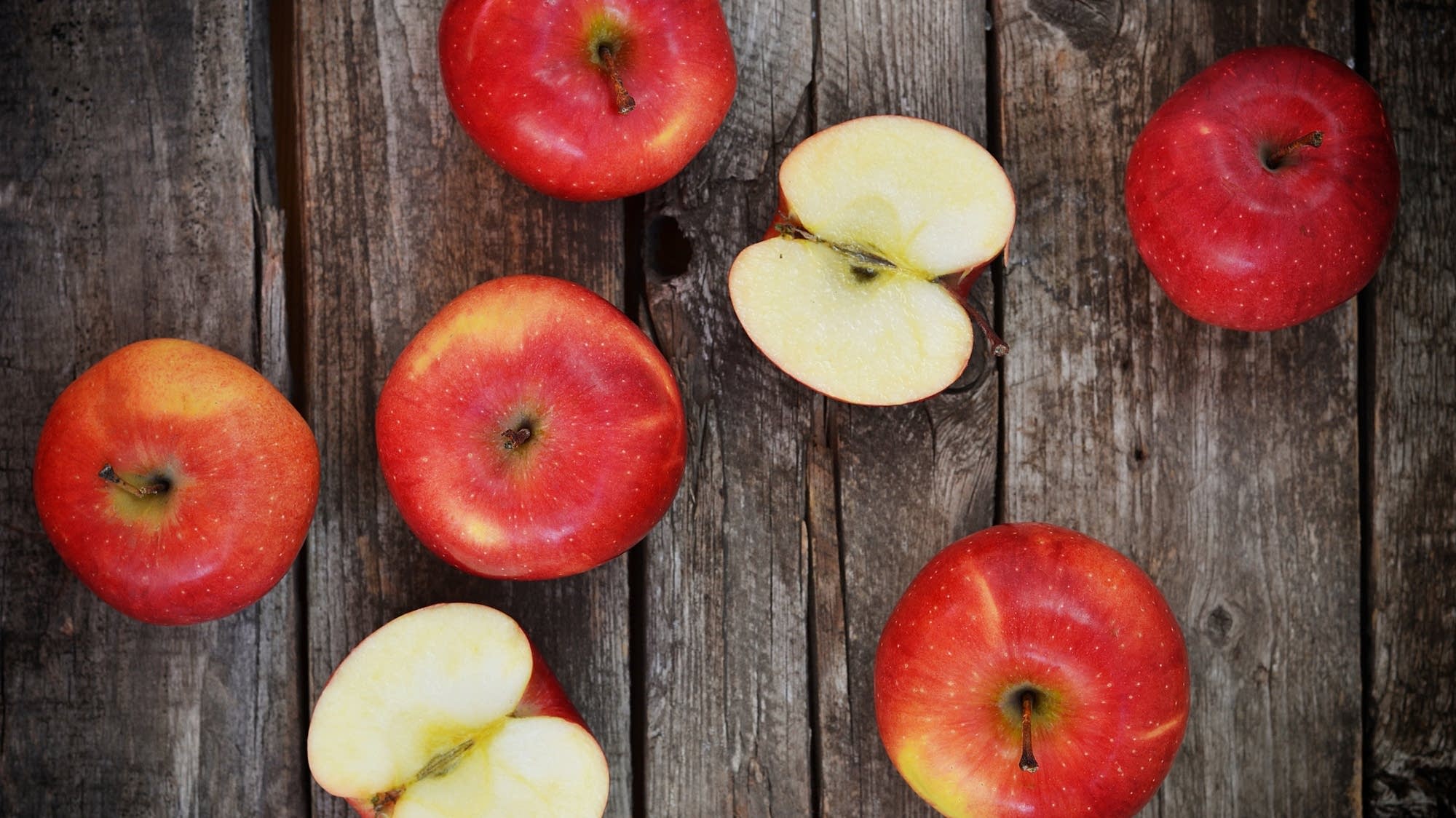 эпл злой. эмблема apple.