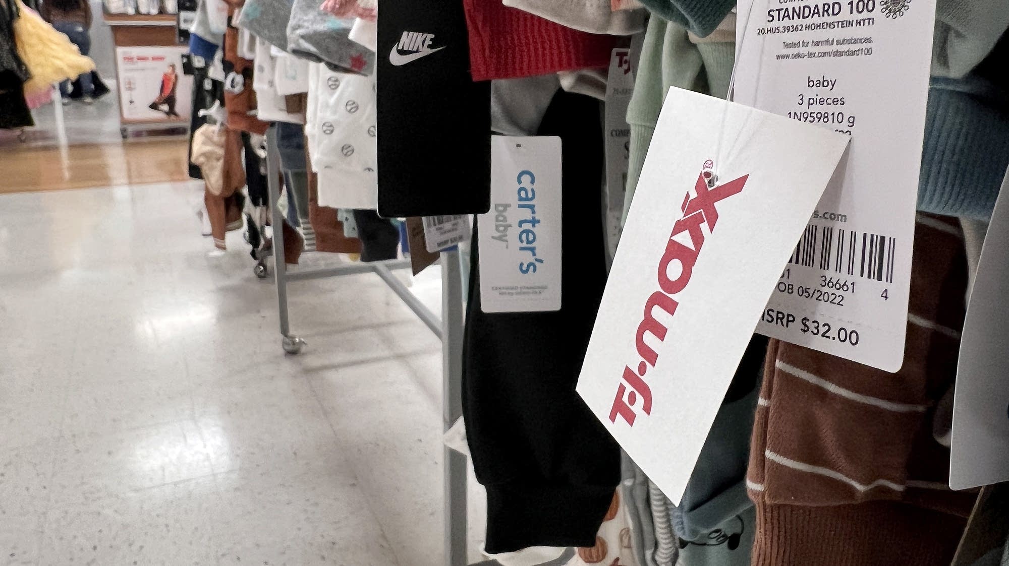 Off-price retailers shine as consumer moods sour