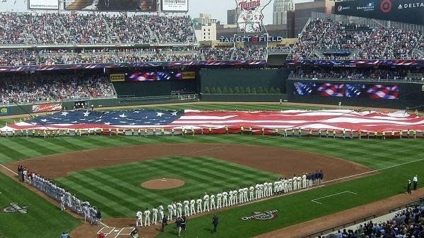 Twins_20100412_anthem_flag