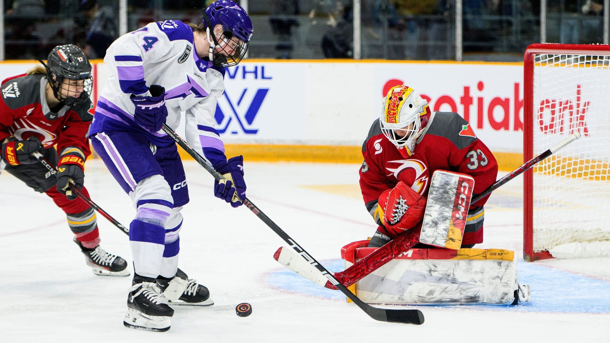 Kendall Coyne Schofield scores in OT as the Minnesota Frost beat the New York Sirens 3-2