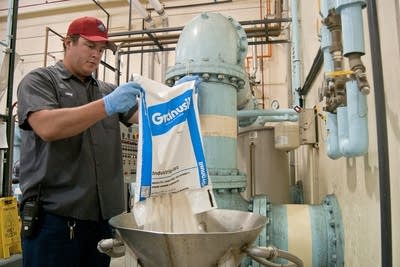 Bobby Houlihan pours silica.