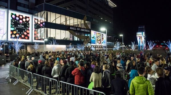 People line up for a Black Friday giveaway outside the Mall of America on November 24, 2017 in Bloomington, Minnesota